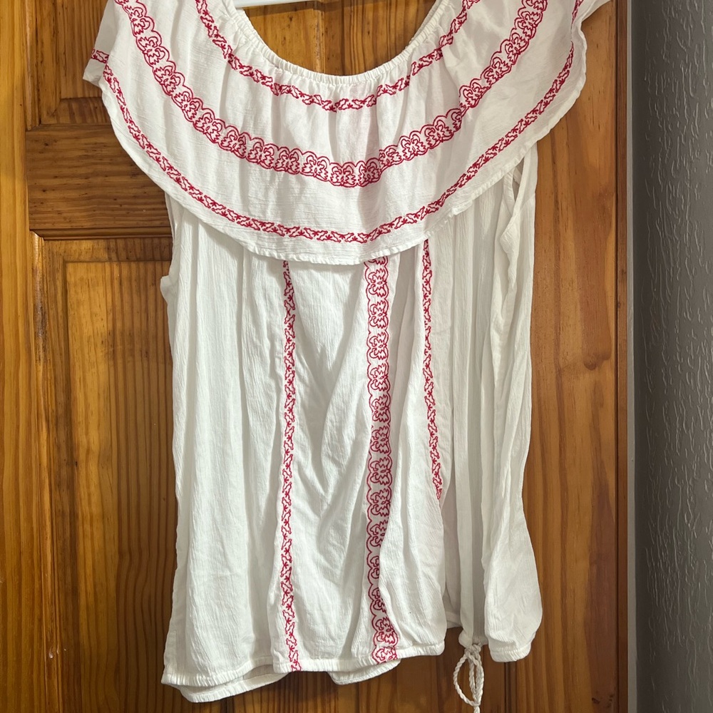 Ruff Hewn White and Red Embroidered Women's Top Size 2x